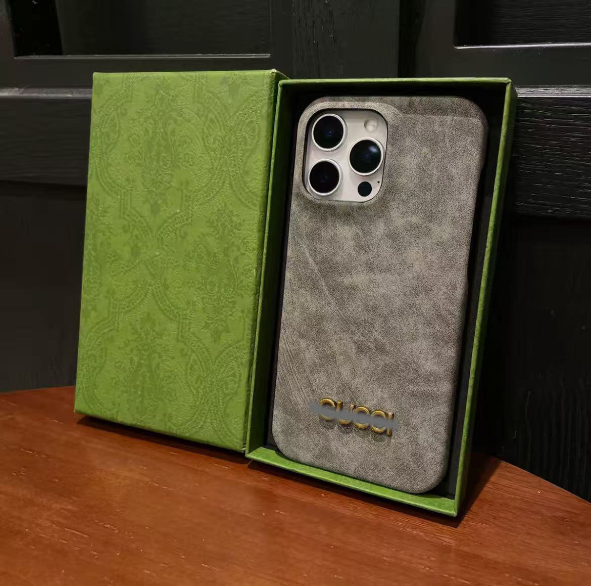 スマホケース ダブルＣ   耐衝撃・防振性能に優れ、高級感あふれるスマホケースで、iPhone に対応