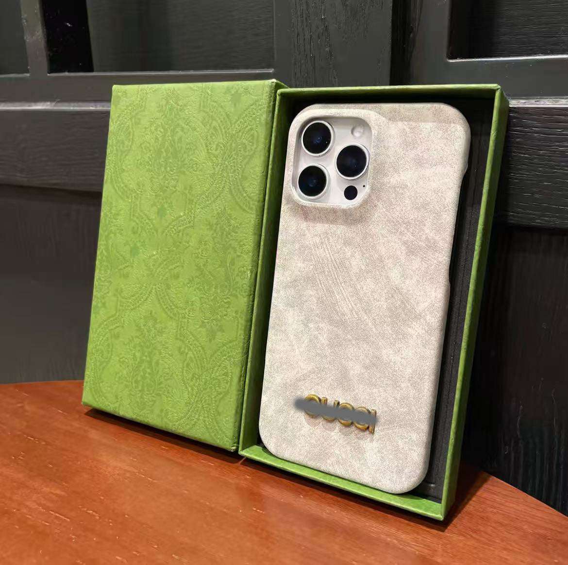 スマホケース ダブルＣ   耐衝撃・防振性能に優れ、高級感あふれるスマホケースで、iPhone に対応