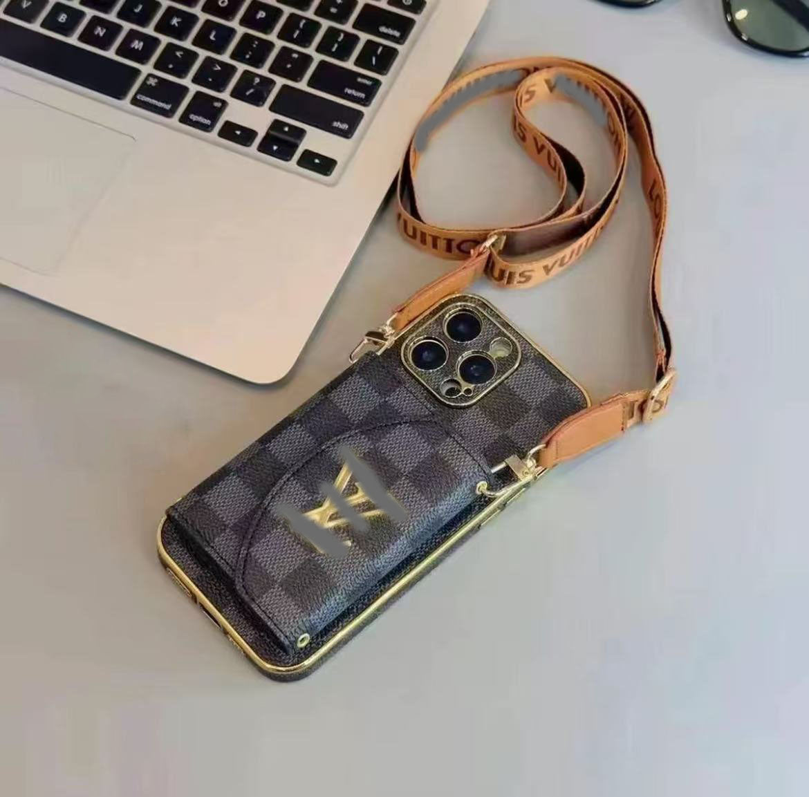 スマホケース ダブルV 紐付き カードケース付き 耐衝撃・防振性能に優れ、高級感あふれるスマホケースで、iPhone に対応