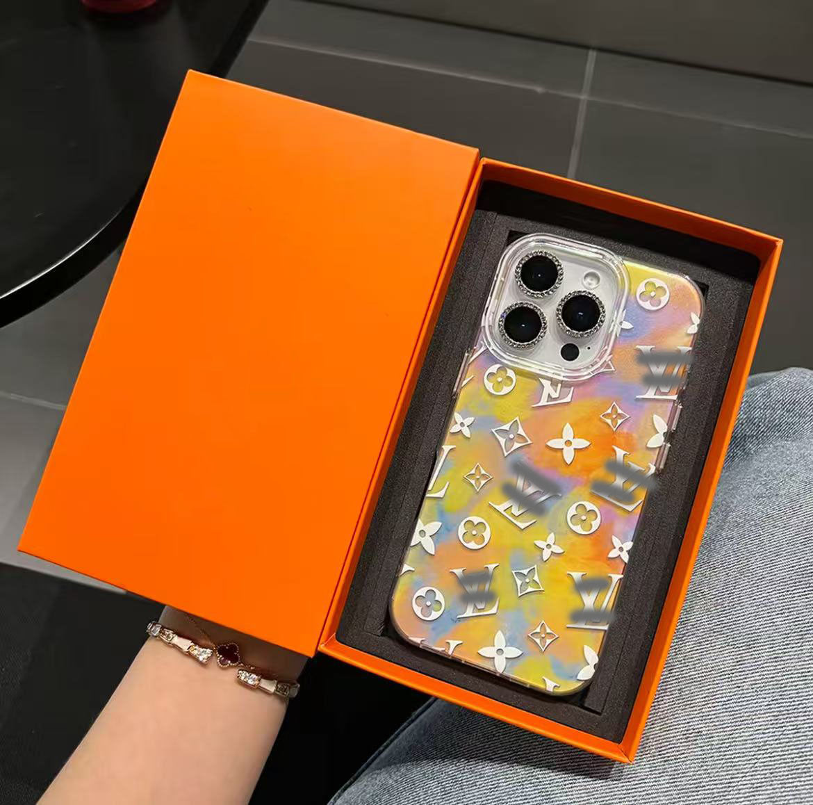 スマホケース ダブルV C 耐衝撃・防振性能に優れ、高級感あふれるスマホケースで、iPhone に対応