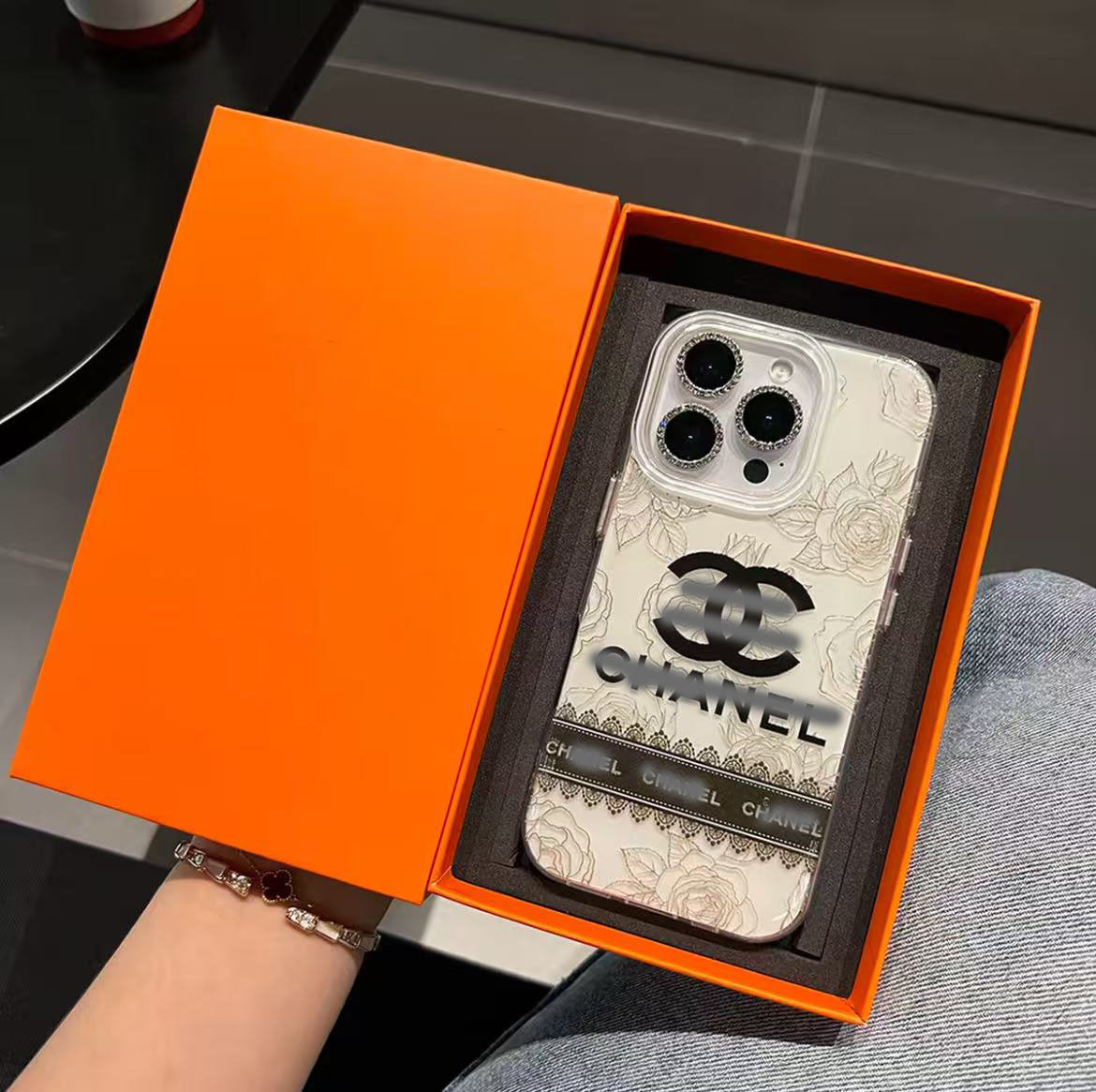 スマホケース ダブルV C 耐衝撃・防振性能に優れ、高級感あふれるスマホケースで、iPhone に対応