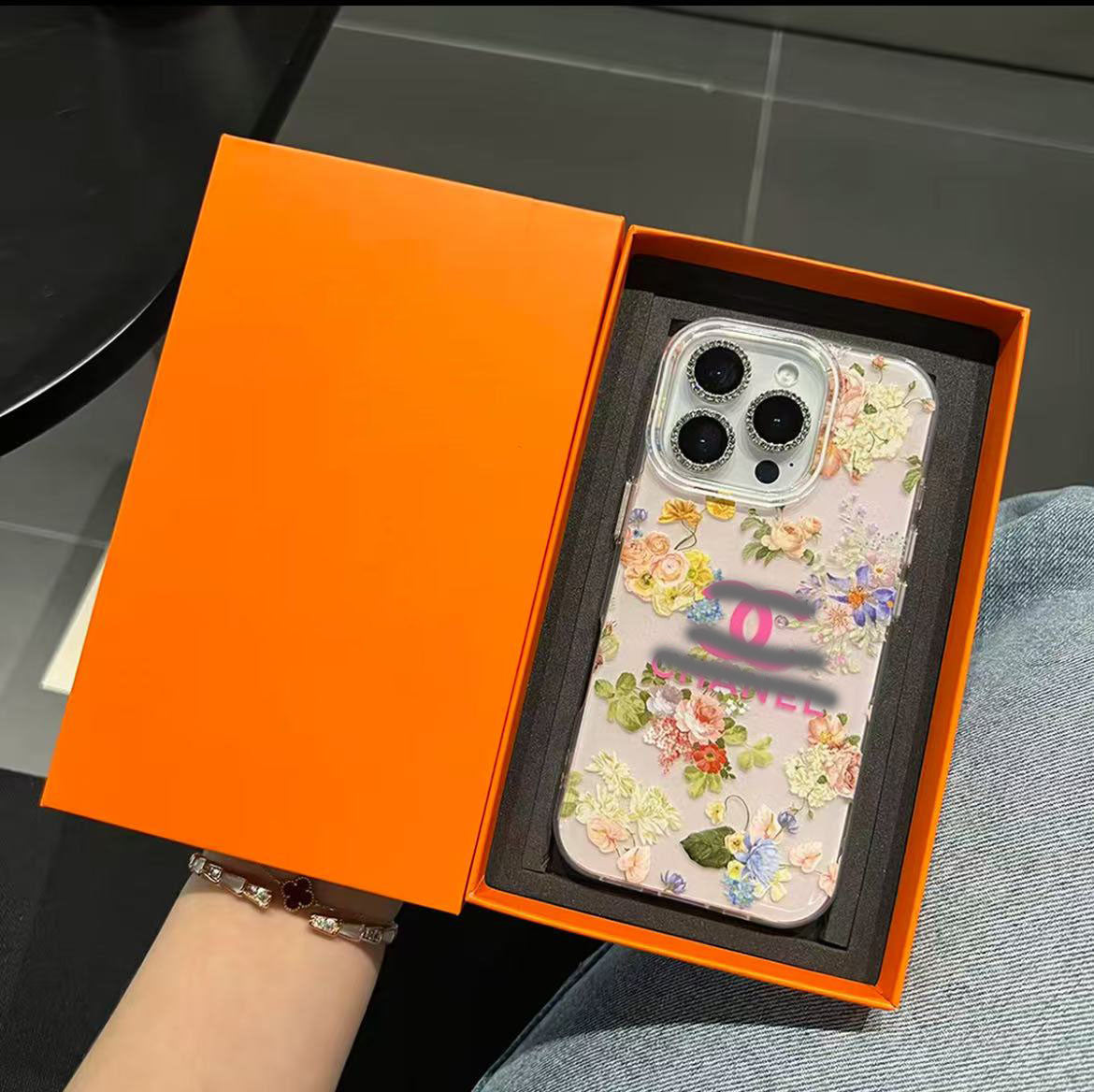 スマホケース ダブルV C 耐衝撃・防振性能に優れ、高級感あふれるスマホケースで、iPhone に対応