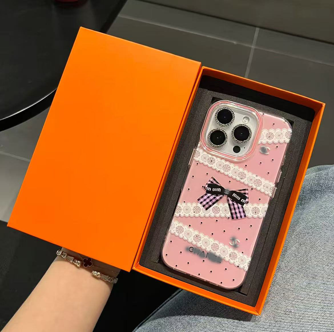 スマホケース ダブルV C 耐衝撃・防振性能に優れ、高級感あふれるスマホケースで、iPhone に対応