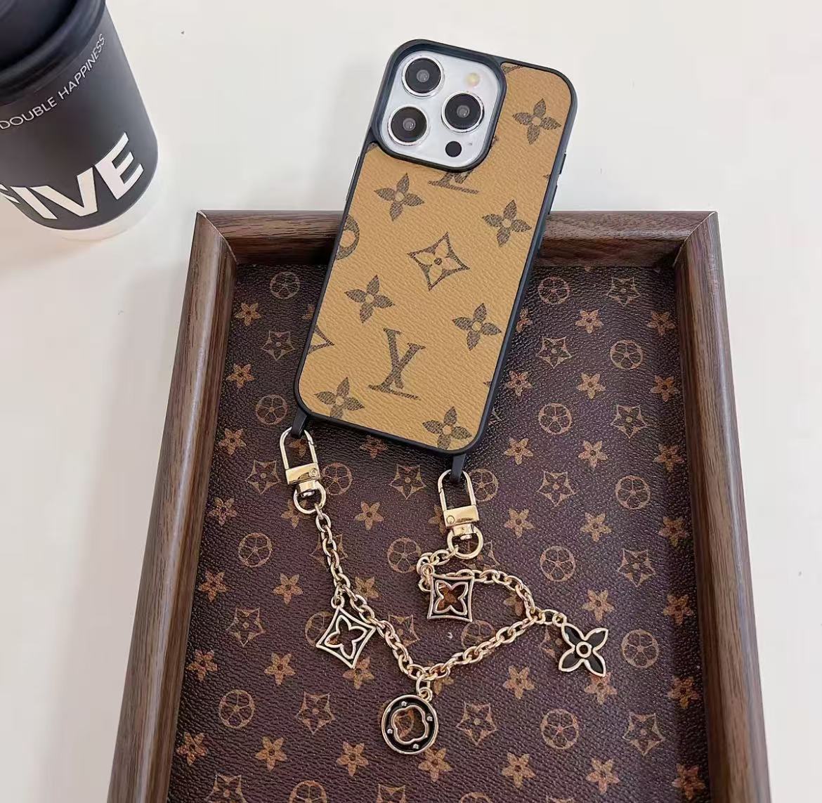 スマホケース ダブルV  耐衝撃・防振性能に優れ、高級感あふれるスマホケースで、iPhone に対応
