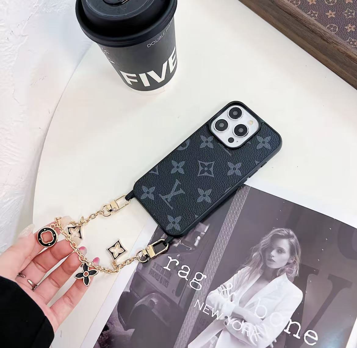 スマホケース ダブルV  耐衝撃・防振性能に優れ、高級感あふれるスマホケースで、iPhone に対応