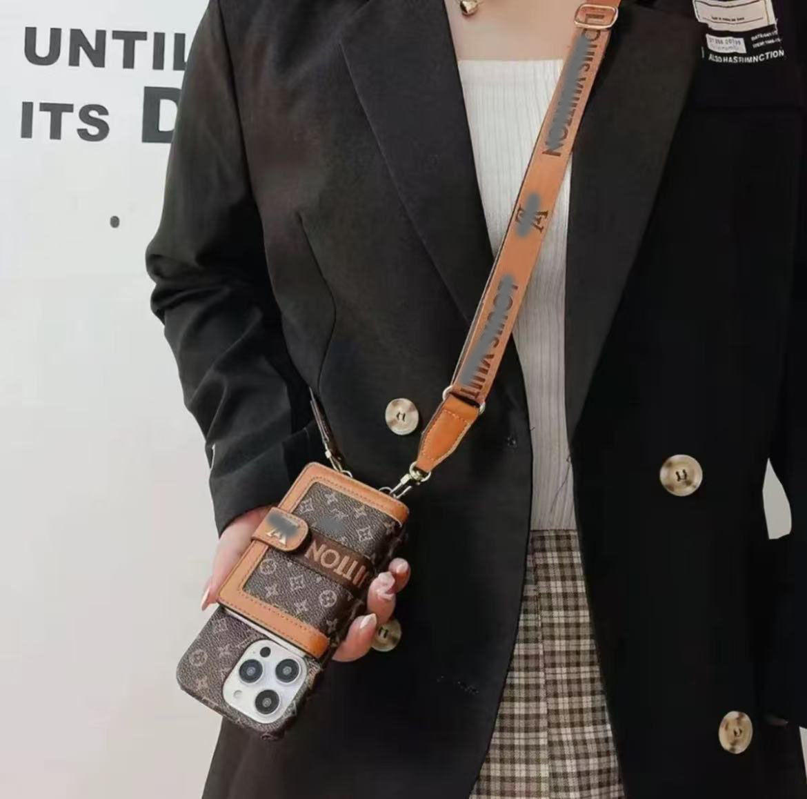 スマホケース ダブルV 紐付き カードケース付き 耐衝撃・防振性能に優れ、高級感あふれるスマホケースで、iPhone に対応
