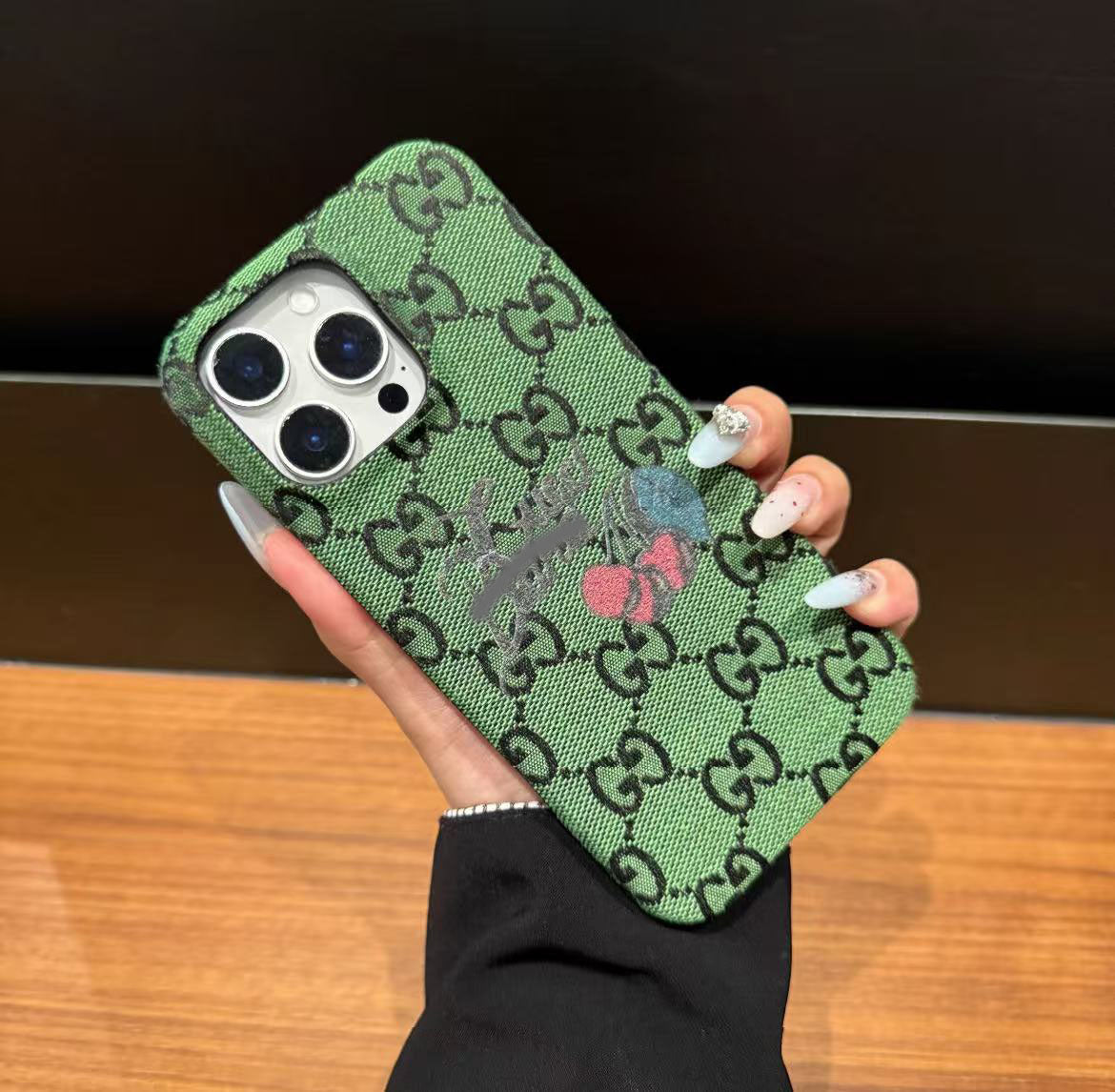 スマホケース ダブルG刺繍 カードケース付き 耐衝撃・防振性能に優れ、高級感あふれるスマホケースで、iPhone に対応