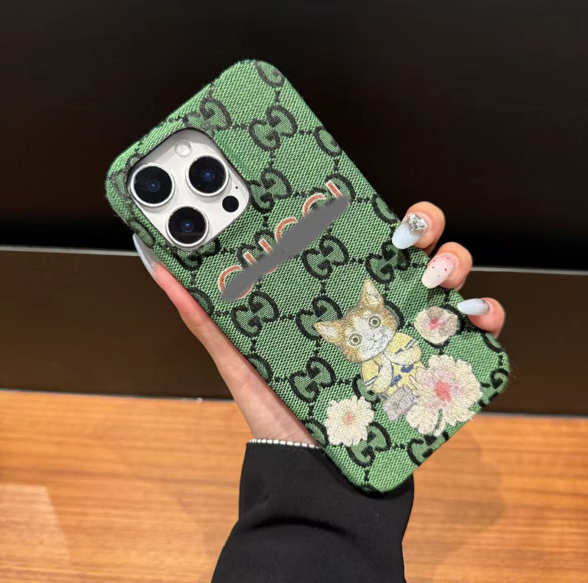 スマホケース ダブルG刺繍 カードケース付き 耐衝撃・防振性能に優れ、高級感あふれるスマホケースで、iPhone に対応