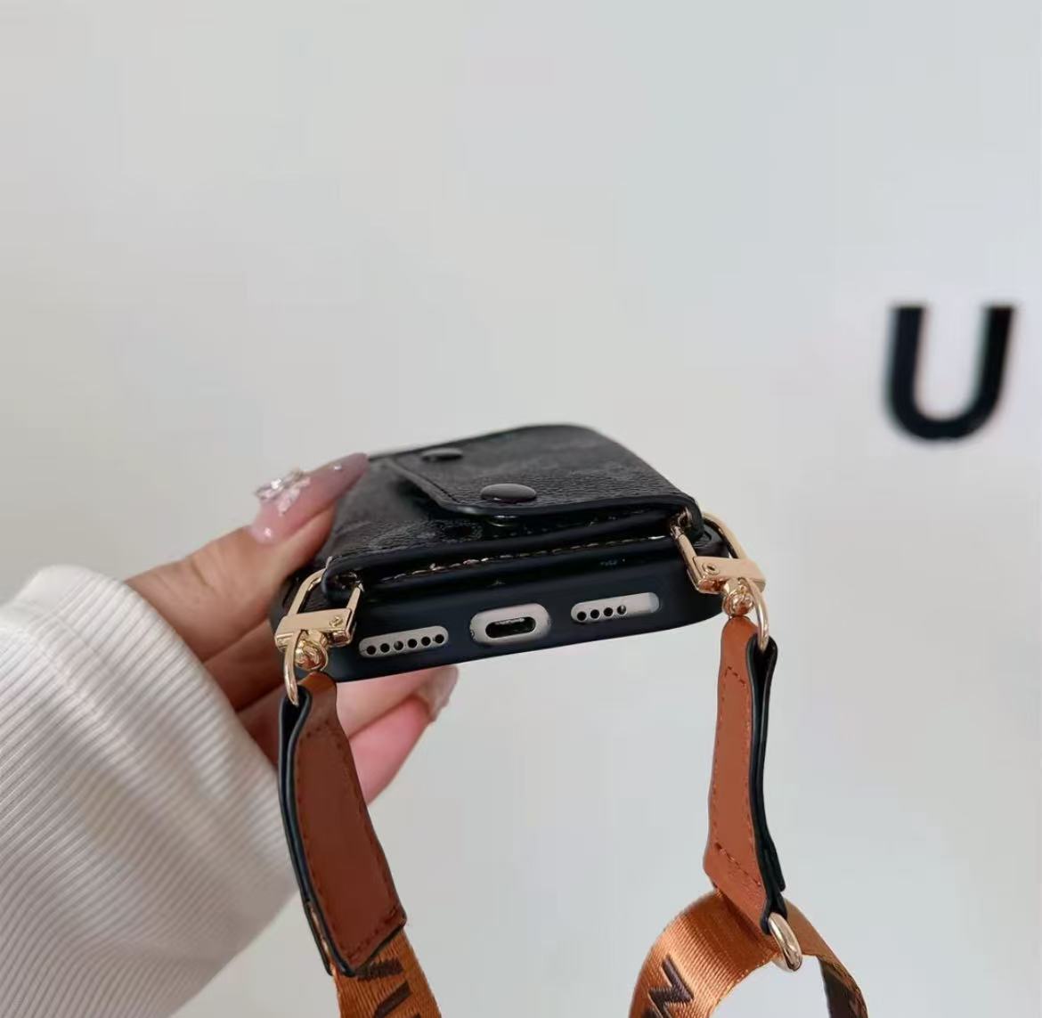 スマホケース ダブルV 紐付き カードケース付き 耐衝撃・防振性能に優れ、高級感あふれるスマホケースで、iPhone に対応