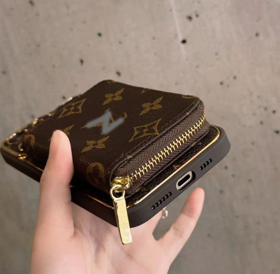 スマホケース ダブルV 財布付き 耐衝撃・防振性能に優れ、高級感あふれるスマホケースで、iPhone に対応