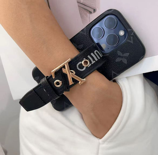 スマホケース ダブルV 腕紐付き 耐衝撃・防振性能に優れ、高級感あふれるスマホケースで、iPhone に対応