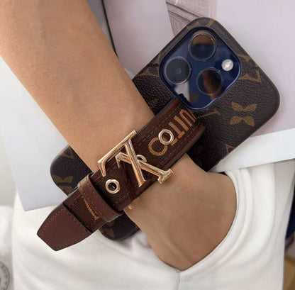 スマホケース ダブルV 腕紐付き 耐衝撃・防振性能に優れ、高級感あふれるスマホケースで、iPhone に対応