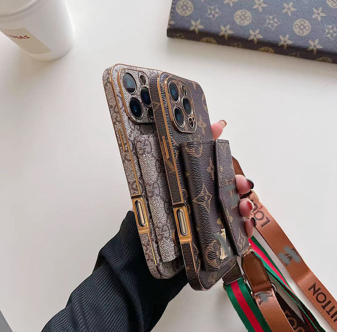 スマホケース ダブルV iPhone とGalaxy 紐付き カードケース付き 耐衝撃・防振性能に優れ、高級感あふれるスマホケースで、iPhone とGalaxyに対応
