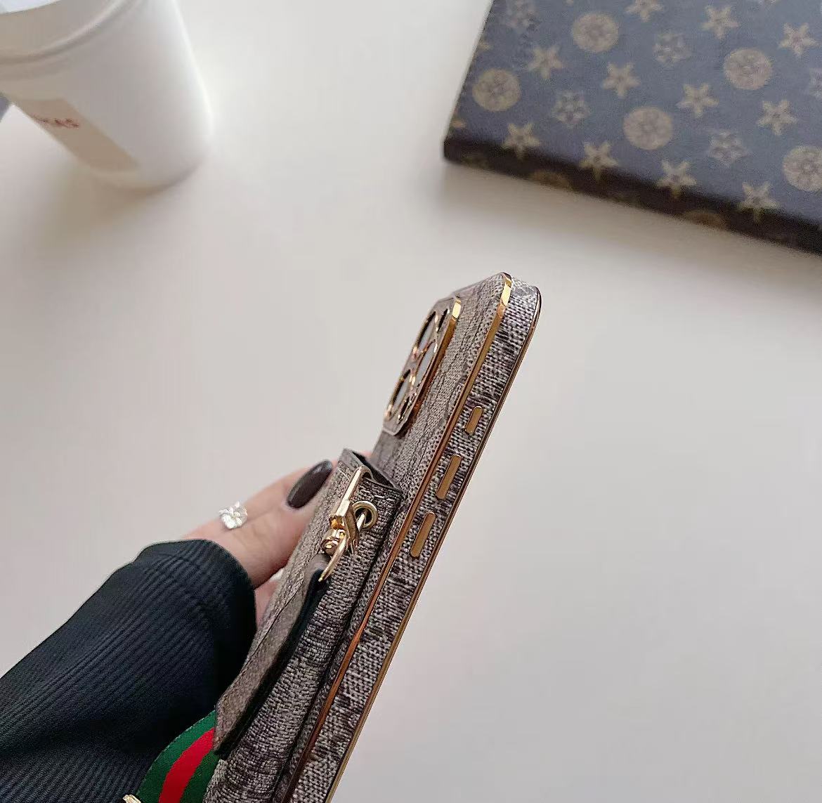 スマホケース ダブルV iPhone とGalaxy 紐付き カードケース付き 耐衝撃・防振性能に優れ、高級感あふれるスマホケースで、iPhone とGalaxyに対応