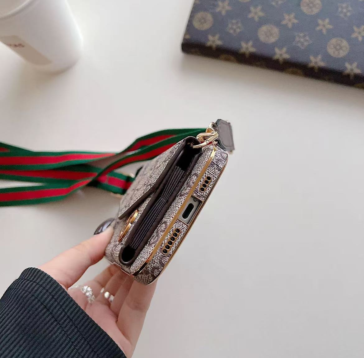 スマホケース ダブルV iPhone とGalaxy 紐付き カードケース付き 耐衝撃・防振性能に優れ、高級感あふれるスマホケースで、iPhone とGalaxyに対応