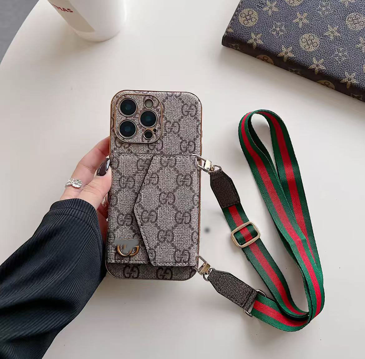 スマホケース ダブルV iPhone とGalaxy 紐付き カードケース付き 耐衝撃・防振性能に優れ、高級感あふれるスマホケースで、iPhone とGalaxyに対応