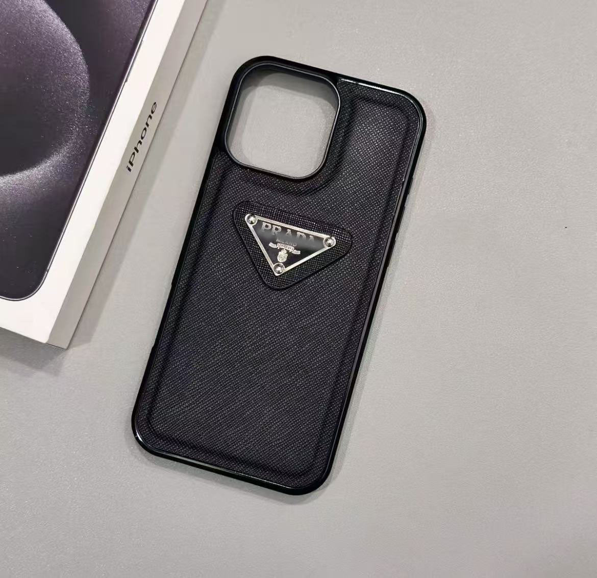 スマホケース PRA** カードポーチ付き  耐衝撃・防振性能に優れ、高級感あふれるスマホケースで、iPhone に対応
