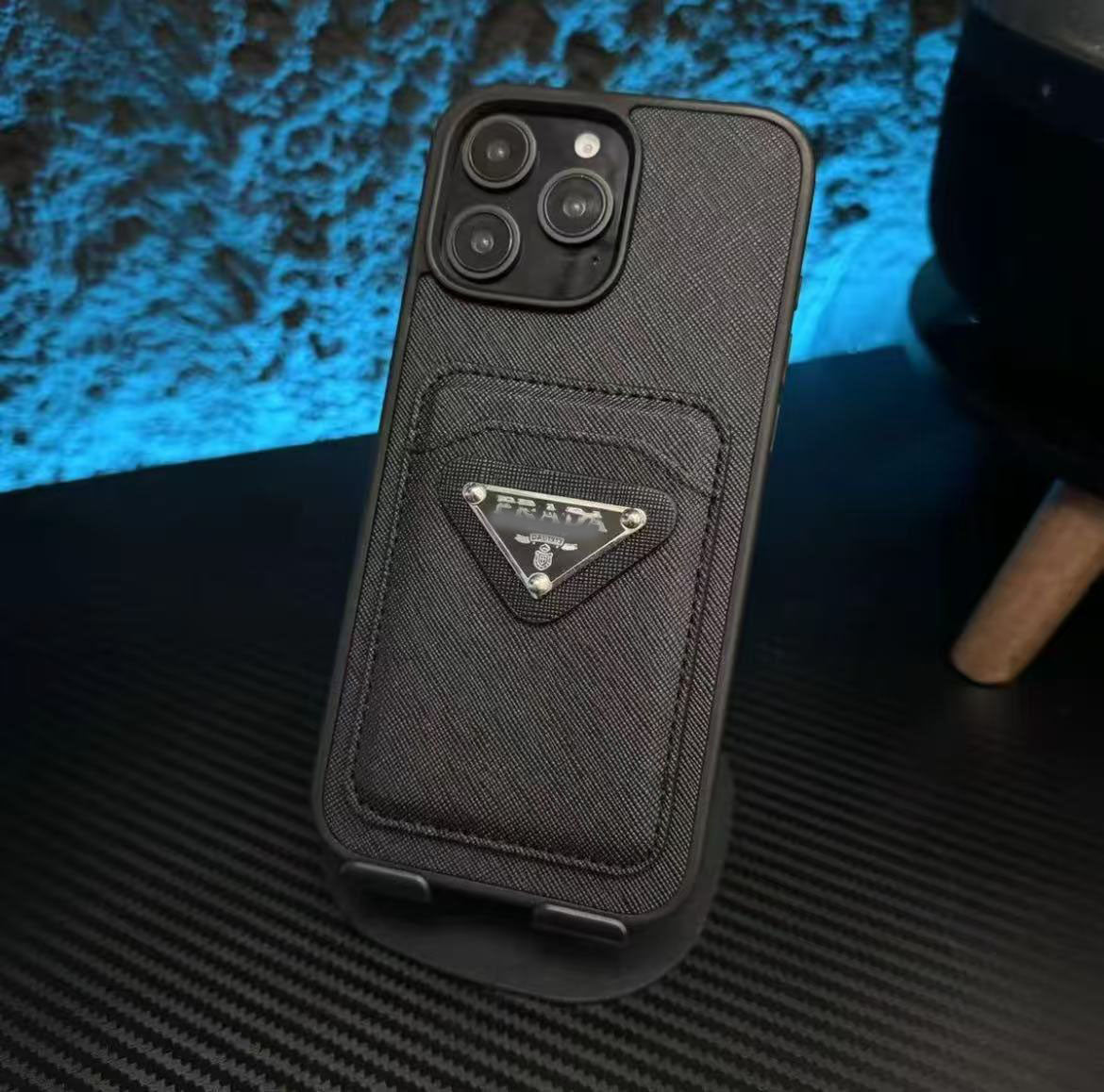 スマホケース PRA** カードポーチ付き  耐衝撃・防振性能に優れ、高級感あふれるスマホケースで、iPhone に対応