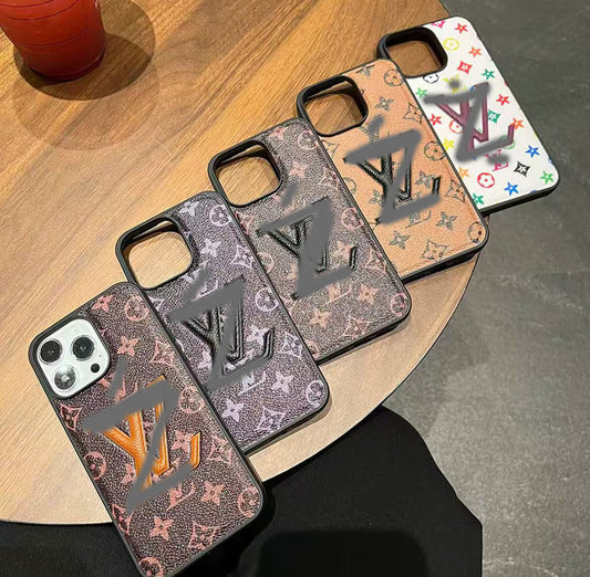スマホケース 大きいロゴ　ダブルV  耐衝撃・防振性能に優れ、高級感あふれるスマホケースで、iPhone に対応
