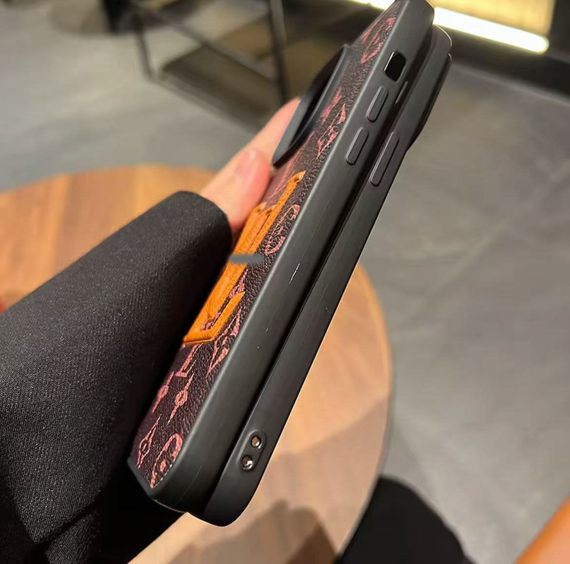 スマホケース 大きいロゴ　ダブルV  耐衝撃・防振性能に優れ、高級感あふれるスマホケースで、iPhone に対応