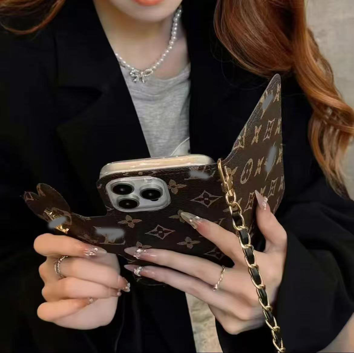 スマホケース  ダブルV  手帳型スマホケース（カードホルダー・金属ストラップ付） 耐衝撃・防振性能に優れ、高級感あふれるスマホケースで、iPhone に対応
