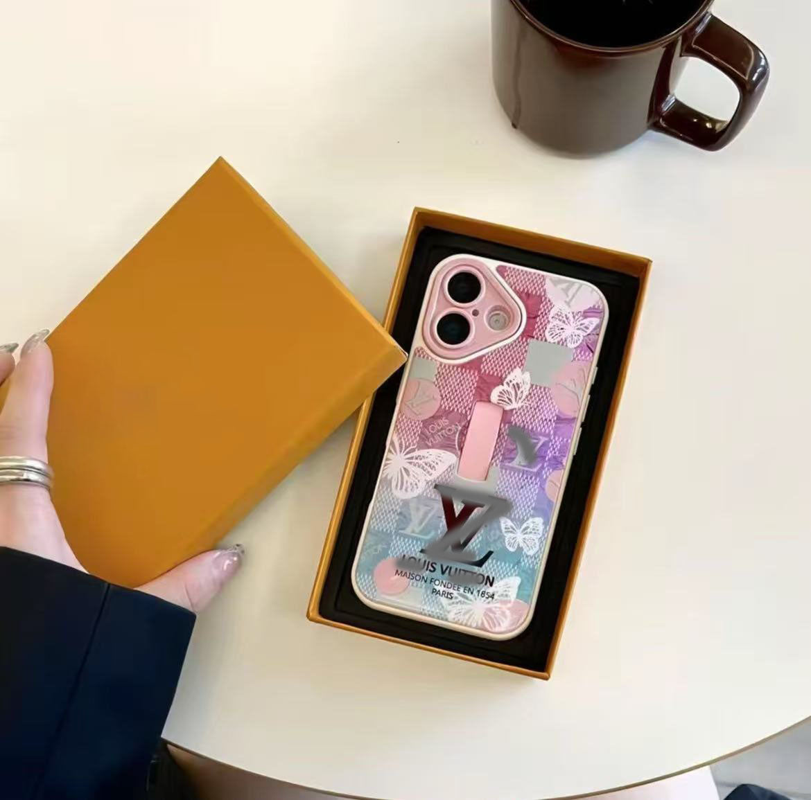 スマホケース  ダブルV フィンガーホルダー付き 耐衝撃・防振性能に優れ、高級感あふれるスマホケースで、iPhone に対応
