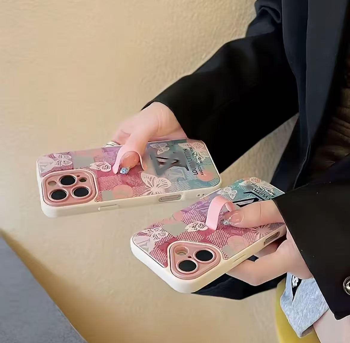 スマホケース  ダブルV フィンガーホルダー付き 耐衝撃・防振性能に優れ、高級感あふれるスマホケースで、iPhone に対応