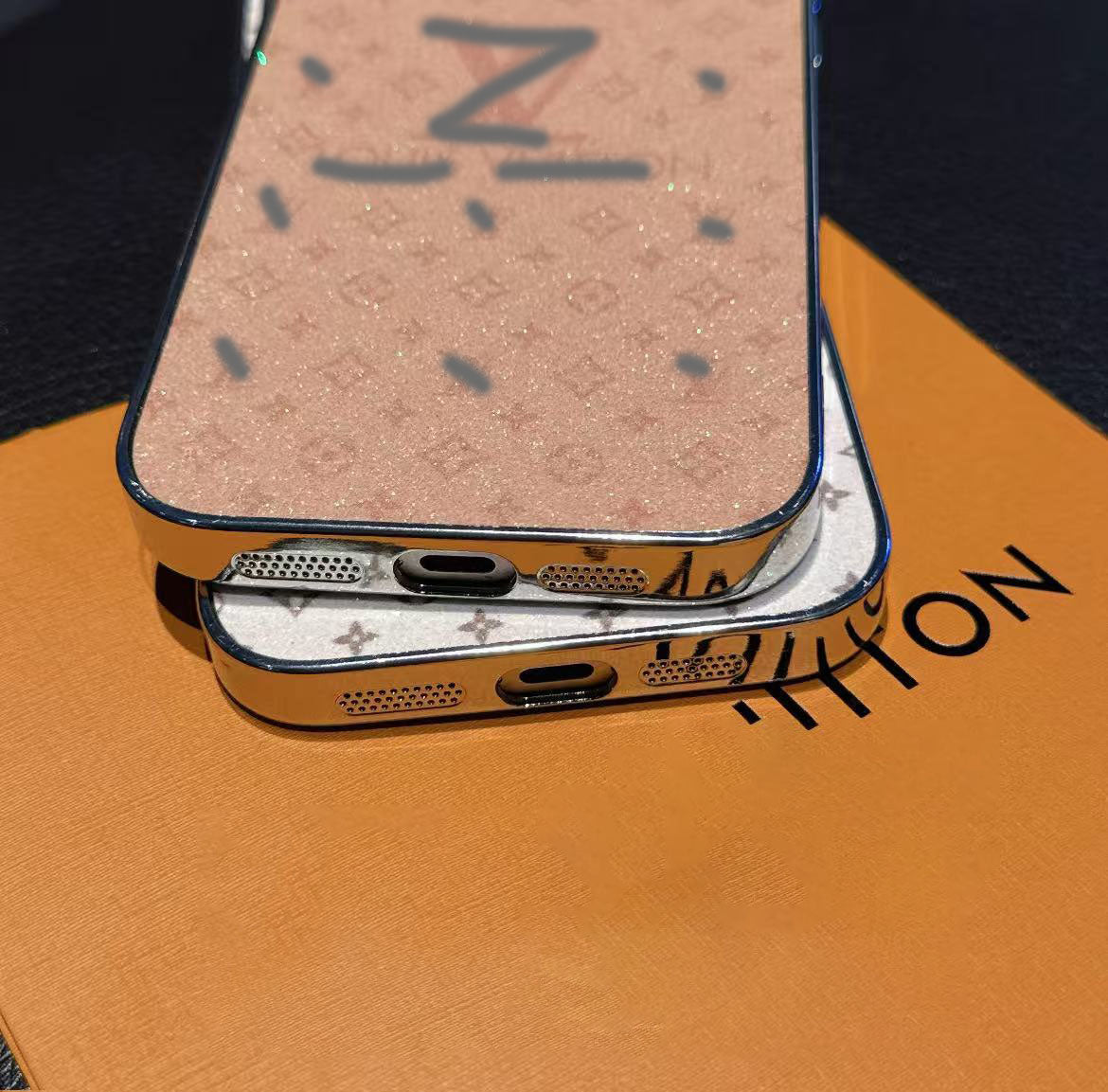スマホケース  ダブルV  マット質感  レンズ保護膜付き  耐衝撃・防振性能に優れ、高級感あふれるスマホケースで、iPhone に対応