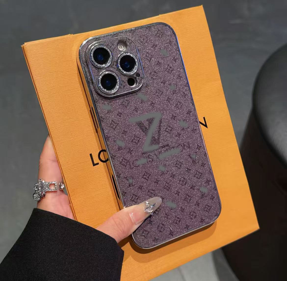 スマホケース  ダブルV  マット質感  レンズ保護膜付き  耐衝撃・防振性能に優れ、高級感あふれるスマホケースで、iPhone に対応