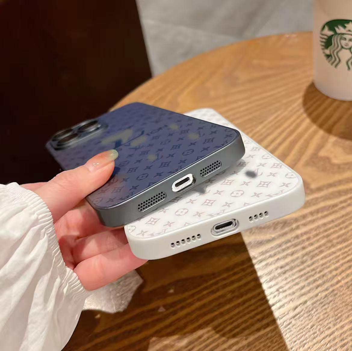 スマホケース ガラス質感 ダブルV レンズ保護付き 耐衝撃・防振性能に優れ、高級感あふれるスマホケースで、iPhone に対応