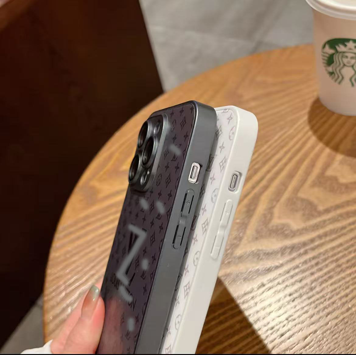 スマホケース ガラス質感 ダブルV レンズ保護付き 耐衝撃・防振性能に優れ、高級感あふれるスマホケースで、iPhone に対応
