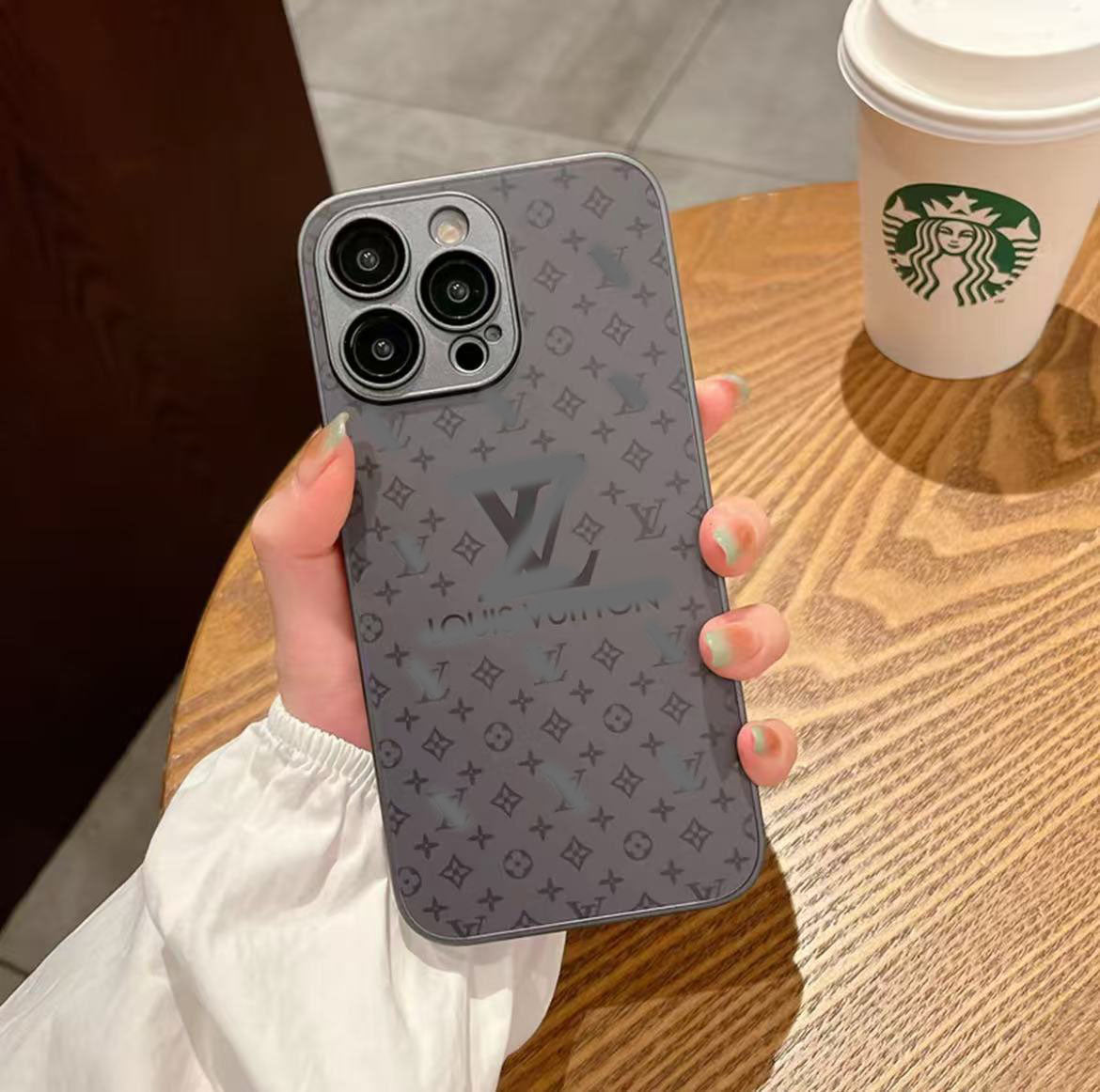 スマホケース ガラス質感 ダブルV レンズ保護付き 耐衝撃・防振性能に優れ、高級感あふれるスマホケースで、iPhone に対応