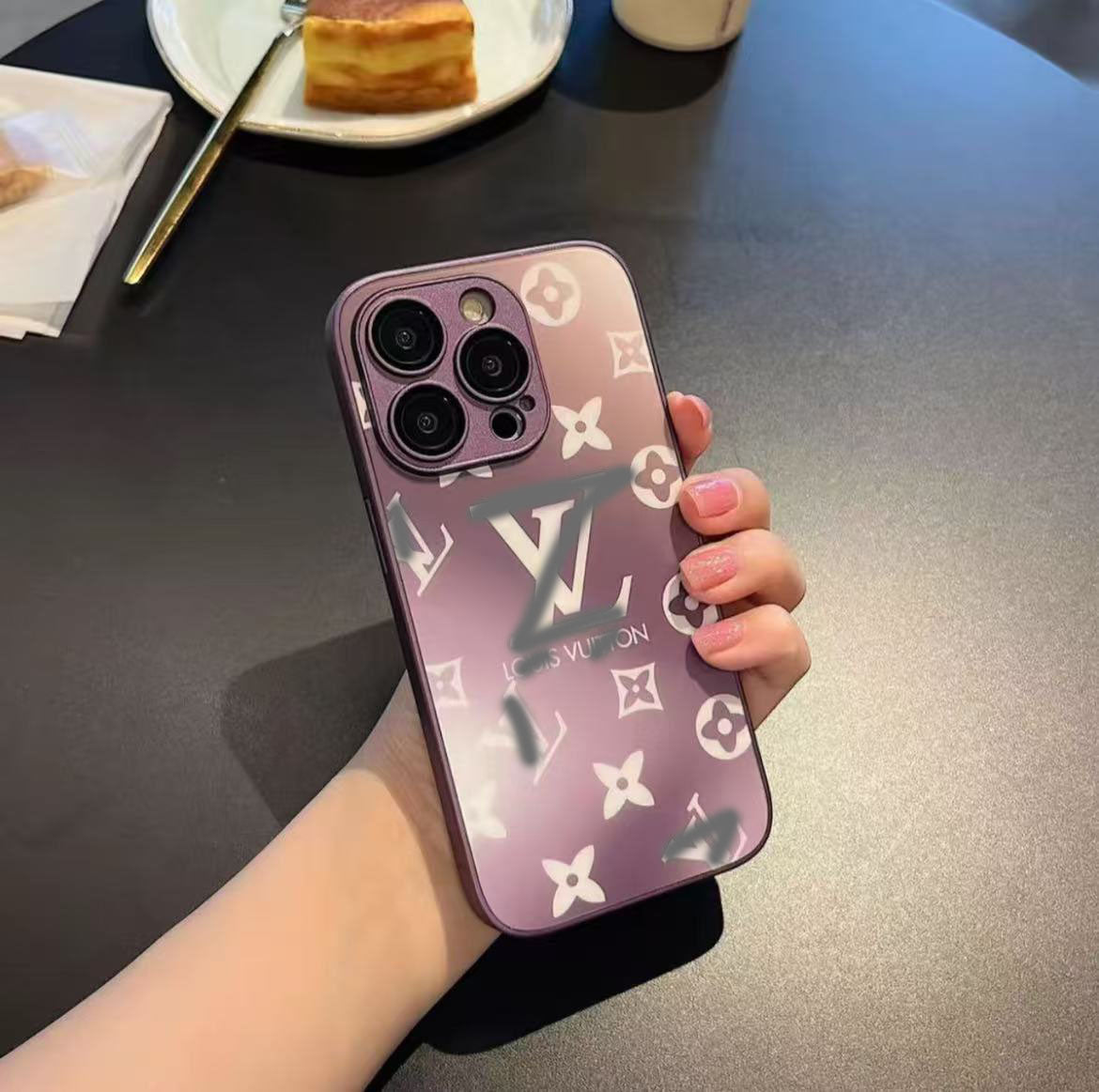 スマホケース  ガラス質感  ダブルV レンズ保護付き 耐衝撃・防振性能に優れ、高級感あふれるスマホケースで、iPhone に対応