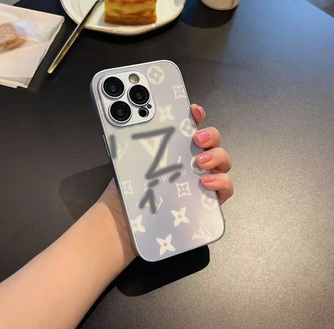 スマホケース  ガラス質感  ダブルV レンズ保護付き 耐衝撃・防振性能に優れ、高級感あふれるスマホケースで、iPhone に対応