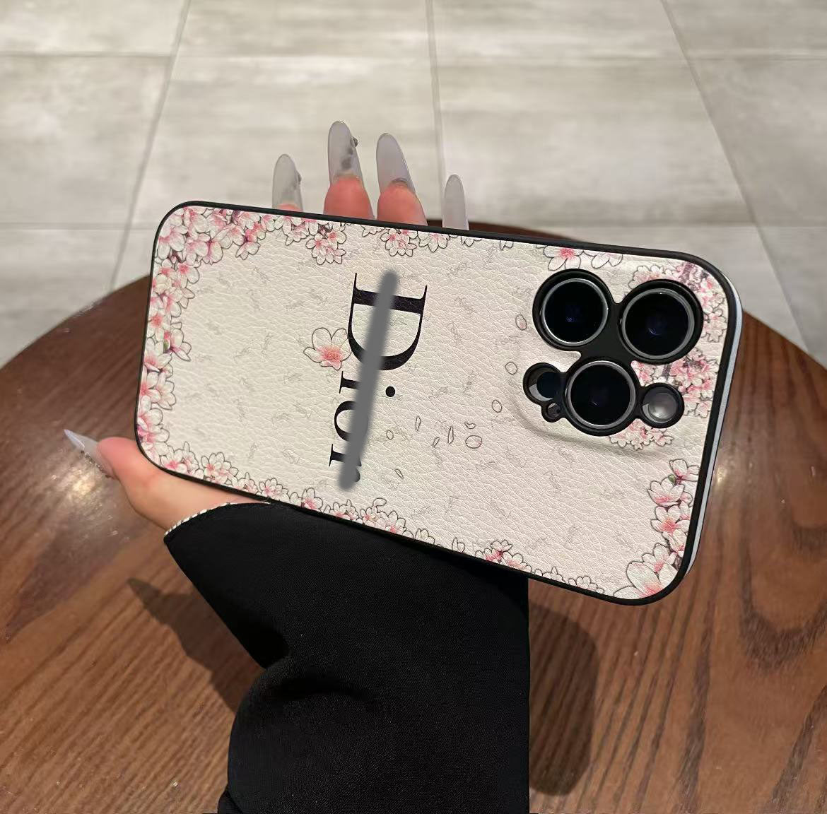スマホケース  高級感  ダブルDi**  耐衝撃・防振性能に優れ、高級感あふれるスマホケースで、iPhone に対応