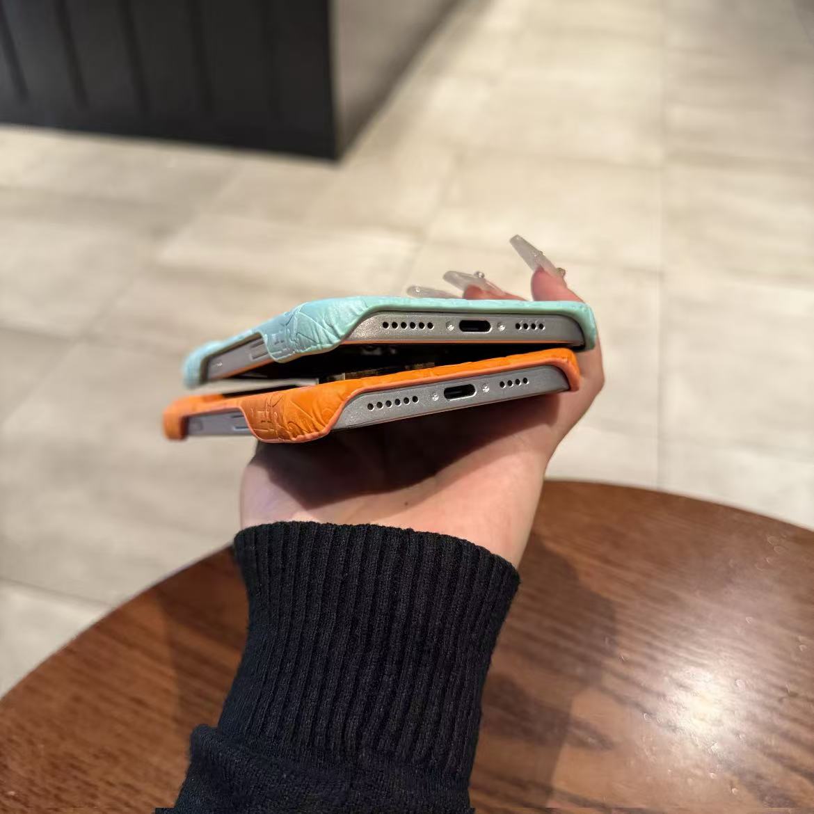 スマホケース  高級感  ダブルDi**  耐衝撃・防振性能に優れ、高級感あふれるスマホケースで、iPhone に対応