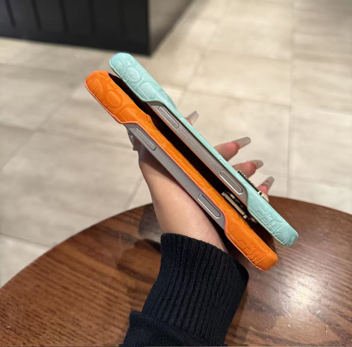 スマホケース  高級感  ダブルDi**  耐衝撃・防振性能に優れ、高級感あふれるスマホケースで、iPhone に対応