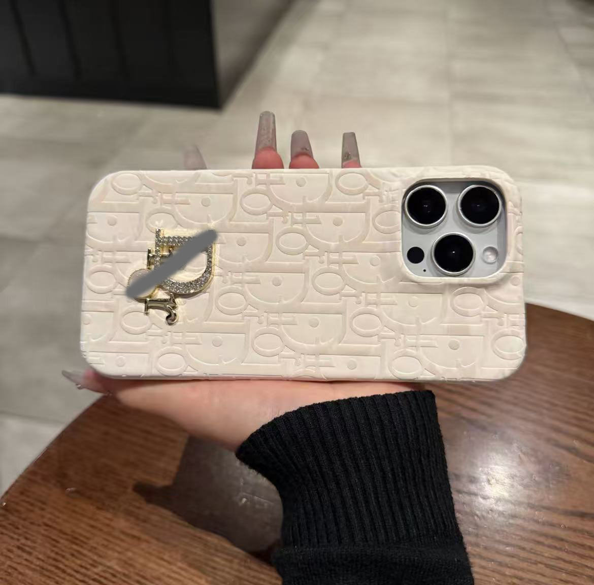 スマホケース  高級感  ダブルDi**  耐衝撃・防振性能に優れ、高級感あふれるスマホケースで、iPhone に対応