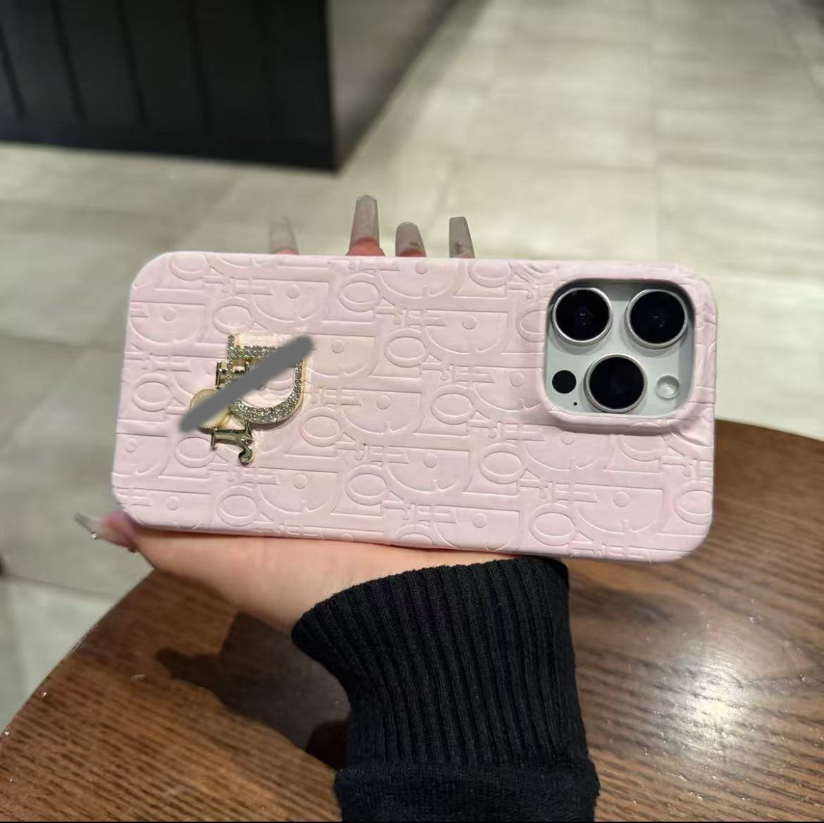 スマホケース  高級感  ダブルDi**  耐衝撃・防振性能に優れ、高級感あふれるスマホケースで、iPhone に対応