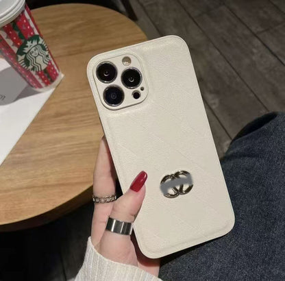スマホケース  高級感  ダブルＣ  耐衝撃・防振性能に優れ、高級感あふれるスマホケースで、iPhone に対応