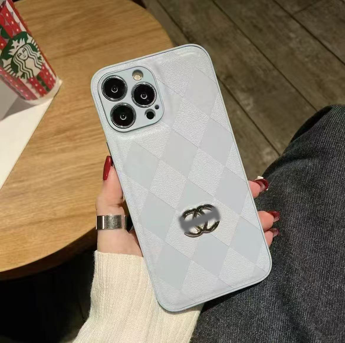 スマホケース  高級感  ダブルＣ  耐衝撃・防振性能に優れ、高級感あふれるスマホケースで、iPhone に対応