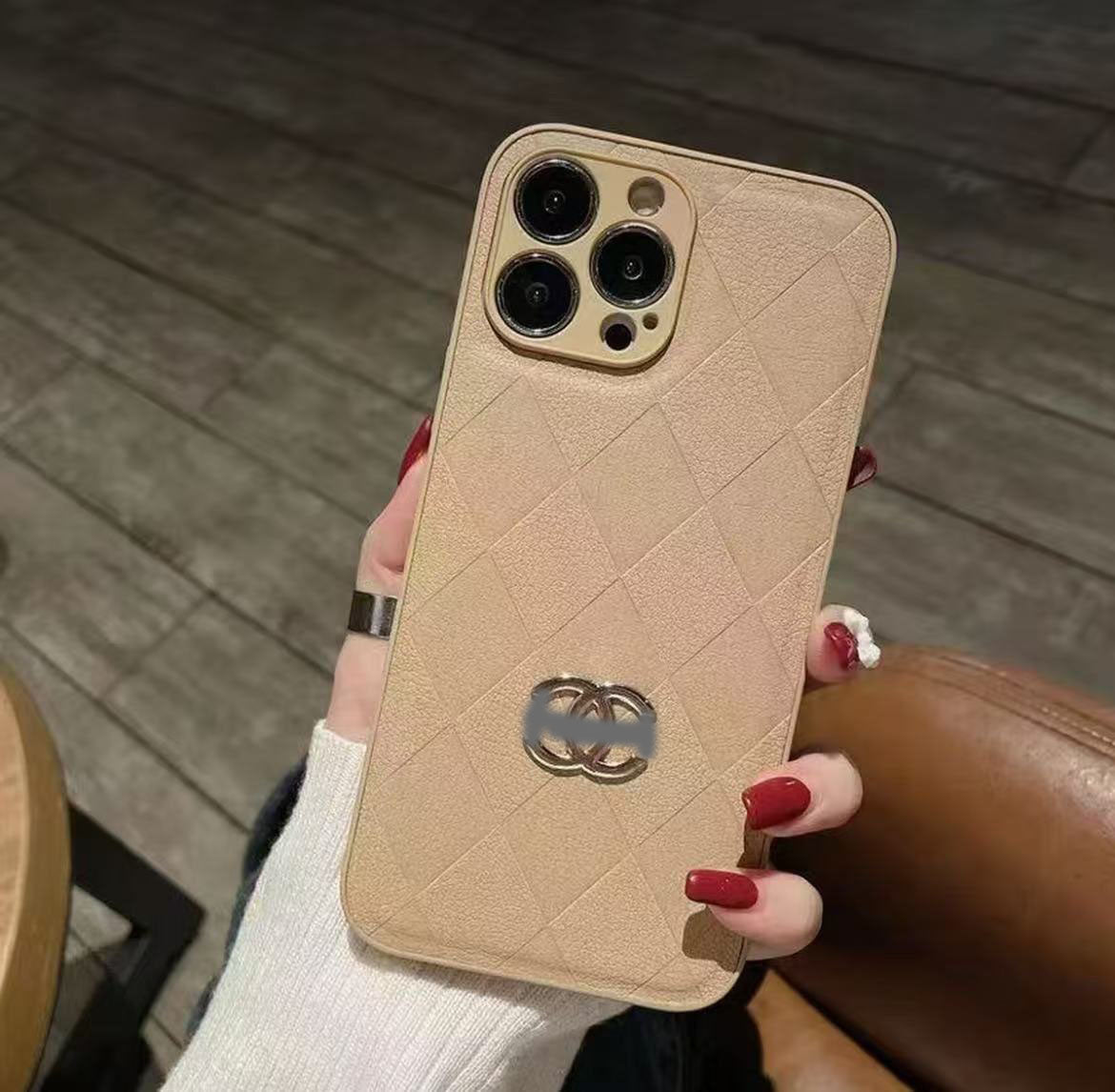 スマホケース  高級感  ダブルＣ  耐衝撃・防振性能に優れ、高級感あふれるスマホケースで、iPhone に対応