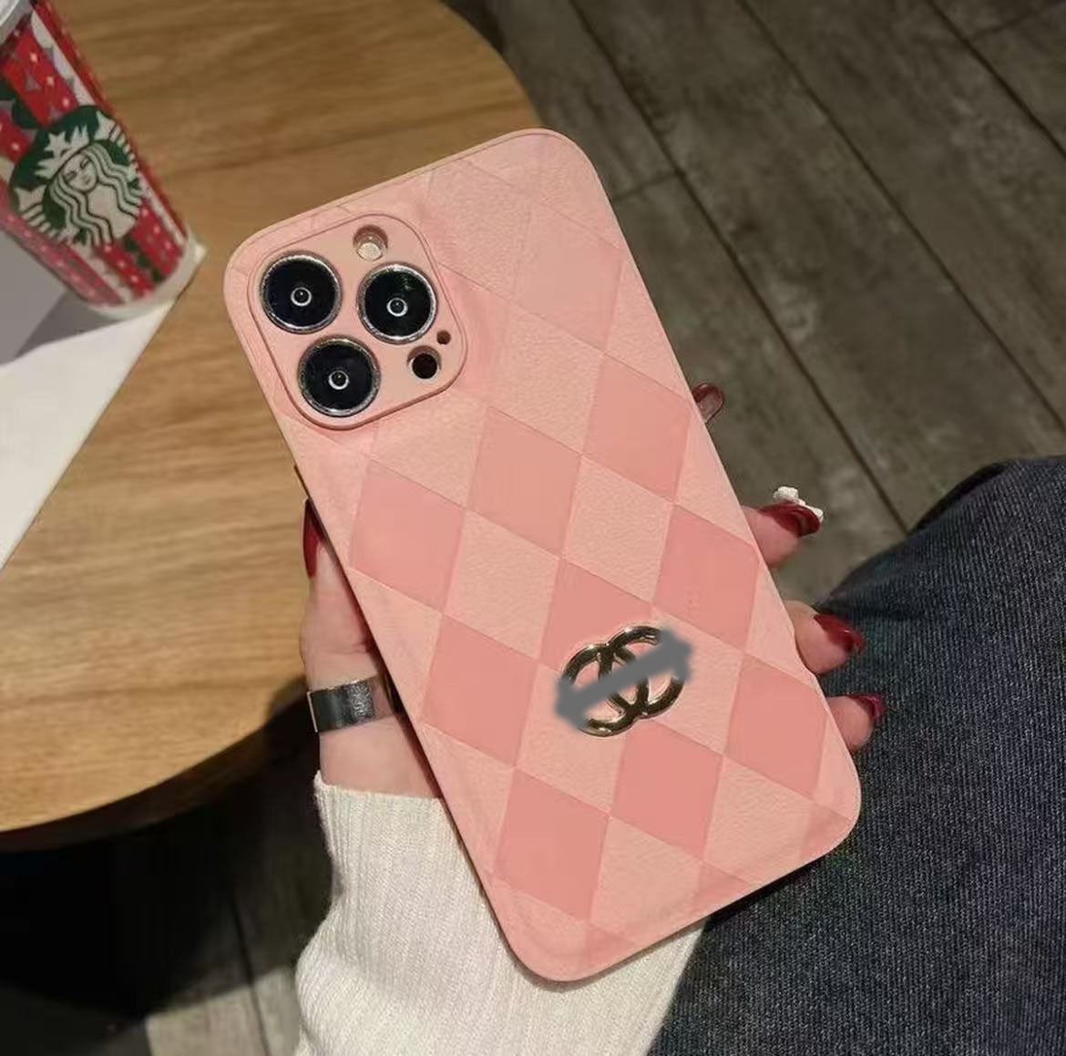 スマホケース  高級感  ダブルＣ  耐衝撃・防振性能に優れ、高級感あふれるスマホケースで、iPhone に対応