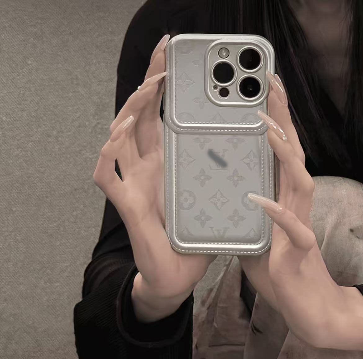 スマホケース  高級感  ダブルＶ  耐衝撃・防振性能に優れ、高級感あふれるスマホケースで、iPhone に対応