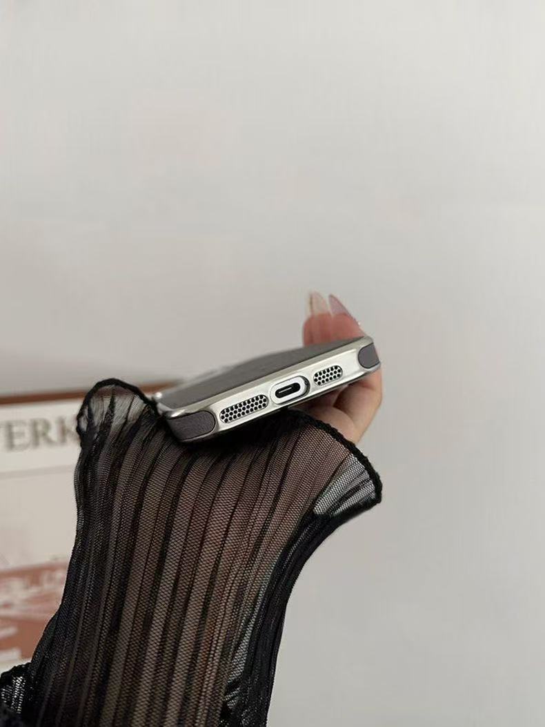 スマホケース シンプルなデザインの磁気吸着式スマホケース  耐衝撃・防振性能に優れ、高級感あふれるスマホケースで、iPhone に対応