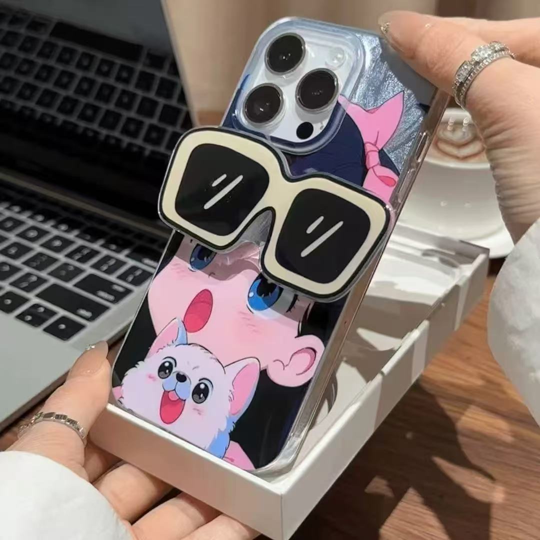 スマホケース クレヨンしんちゃんテーマ サングラス型のスタンドが付属  耐衝撃・防振性能に優れ、高級感あふれるスマホケースで、iPhone に対応