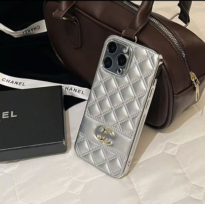スマホケース  高級感  ダブルＣ  耐衝撃・防振性能に優れ、高級感あふれるスマホケースで、iPhone に対応