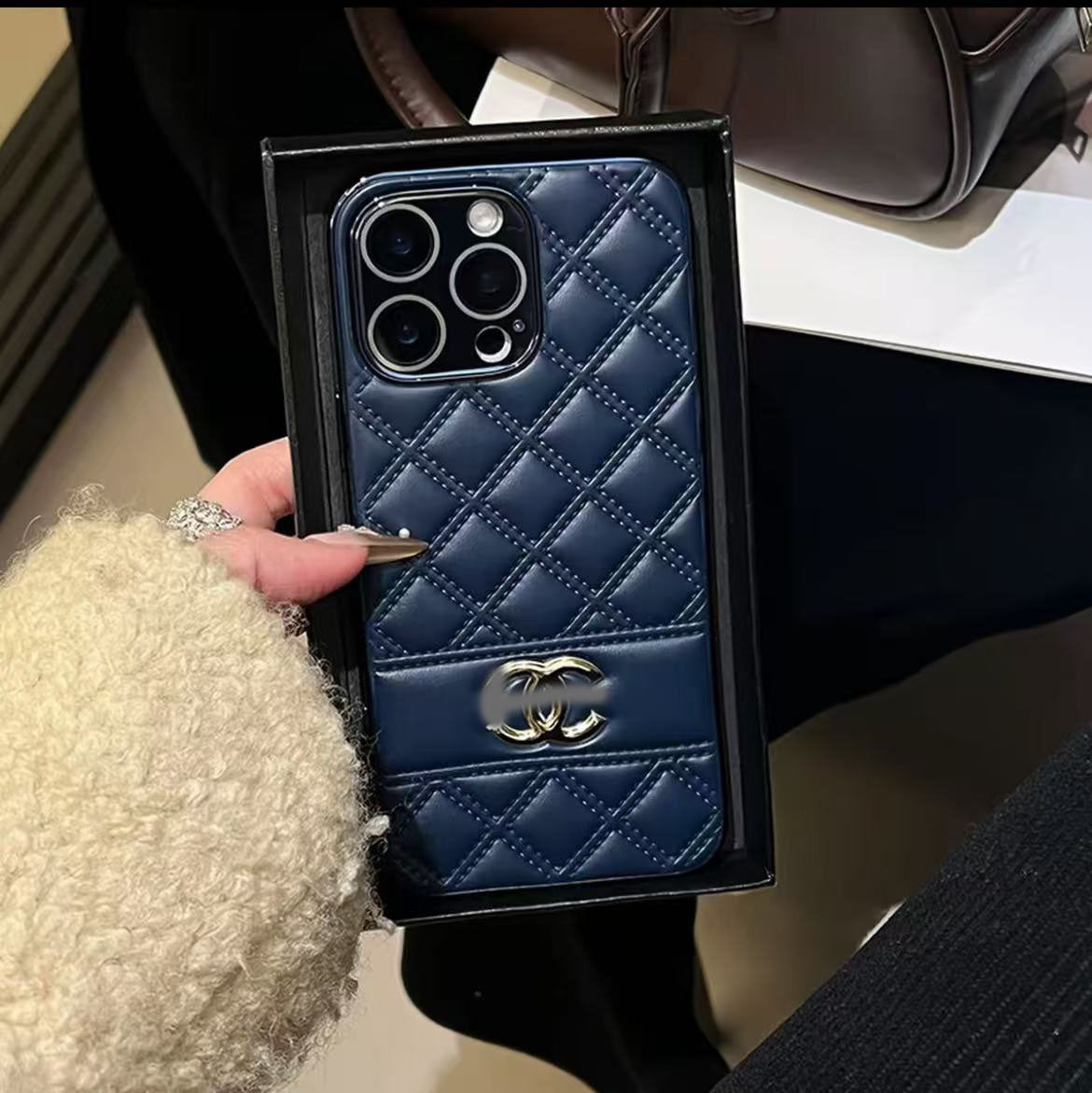 スマホケース  高級感  ダブルＣ  耐衝撃・防振性能に優れ、高級感あふれるスマホケースで、iPhone に対応