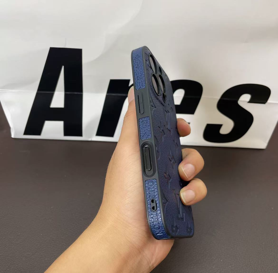 スマホケース  高級感  ダブルV  耐衝撃・防振性能に優れ、高級感あふれるスマホケースで、iPhone に対応