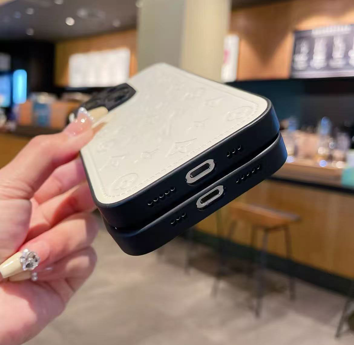 スマホケース  高級感  ダブルV  耐衝撃・防振性能に優れ、高級感あふれるスマホケースで、iPhone に対応